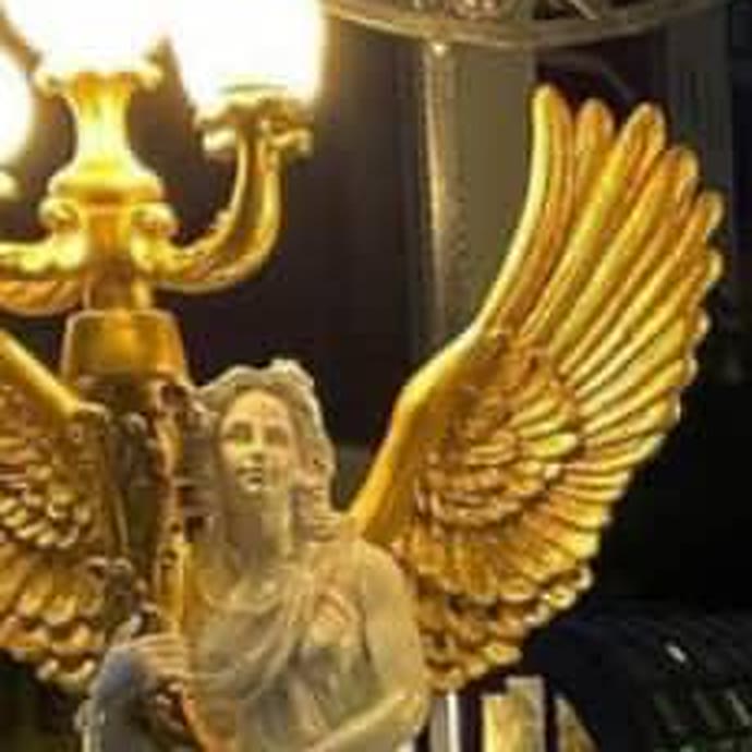 Taş yüzeyi ile altın varağın birleştiği yerde yakın çekim.