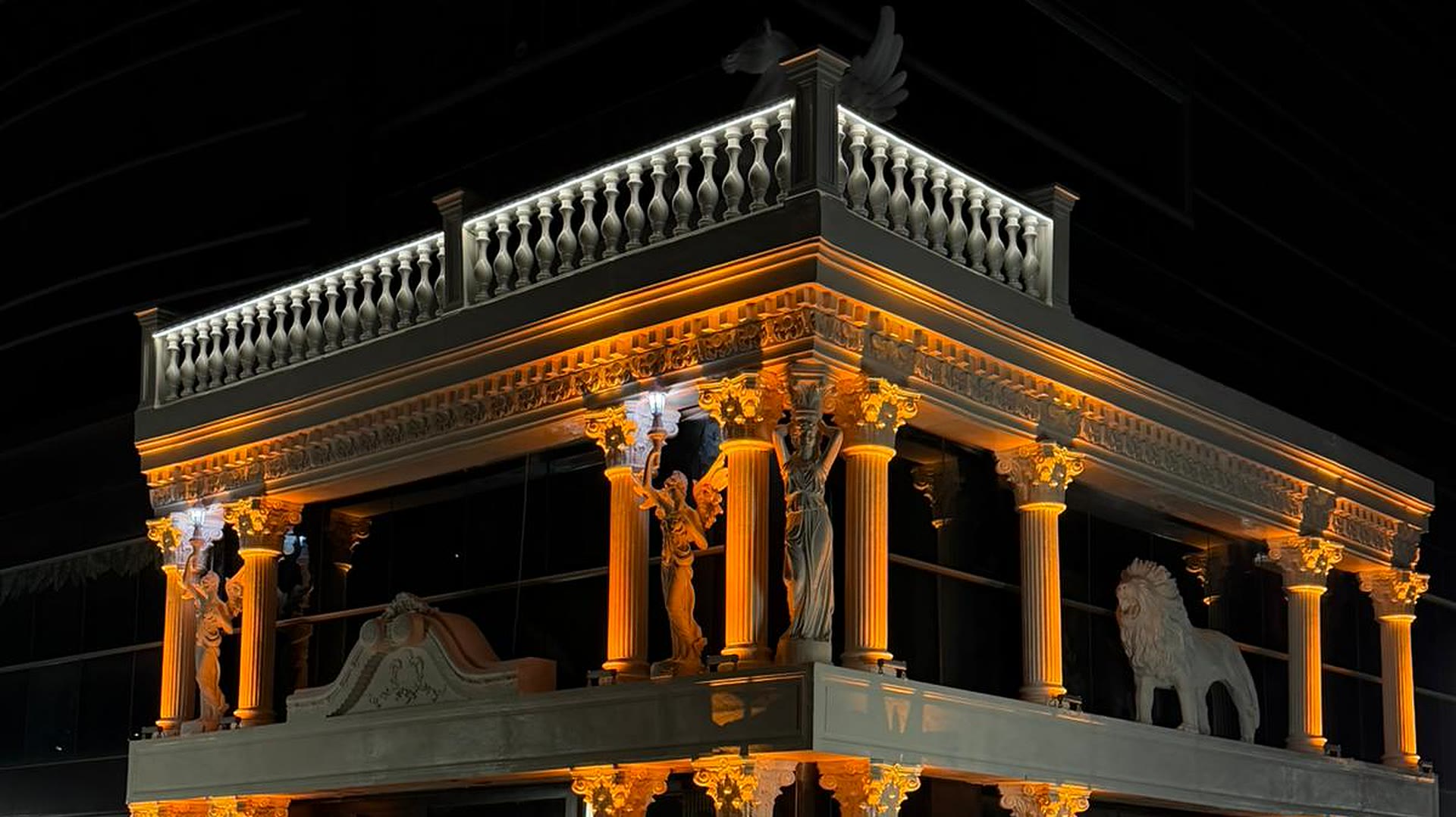 Bina cephesi, gece, sütunlar ve korkuluk aydınlatılmış.